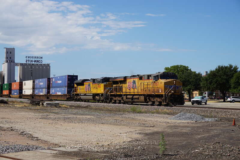 A Union Pacific freight train, led by GE C45ACCTE #7767 and EMD SD70ACe #8921, in Denton, Texas (United States).