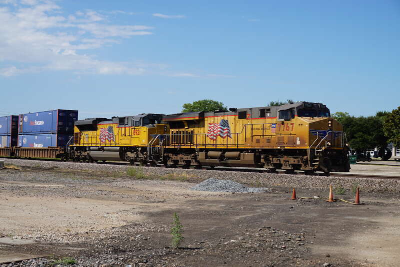 A Union Pacific freight train, led by GE C45ACCTE #7767 and EMD SD70ACe #8921, in Denton, Texas (United States).