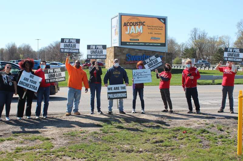 Musicians of the Fort Wayne Philharmonic protest unfair labor practices