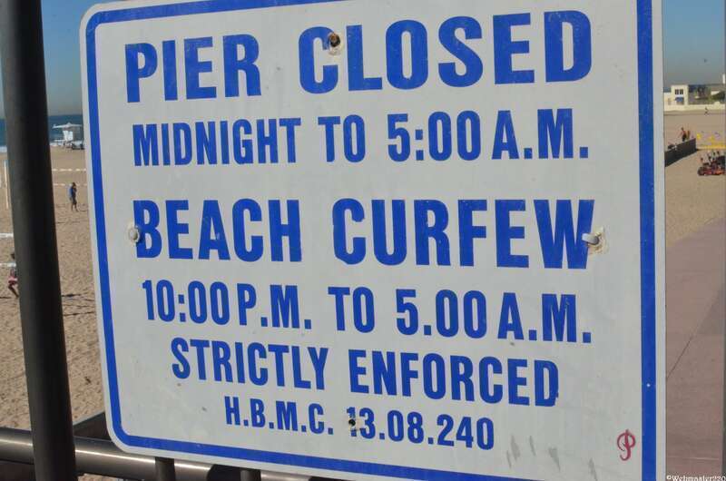 Huntington Beach and Pier official hours sign
