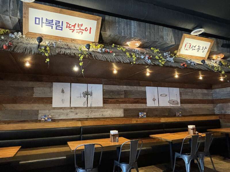 Jincook Korean Restaurant (Glendale, California) interior.