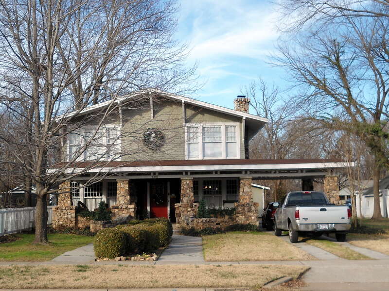 Contributing property to West Central Avenue Historic District in Bentonville, AR