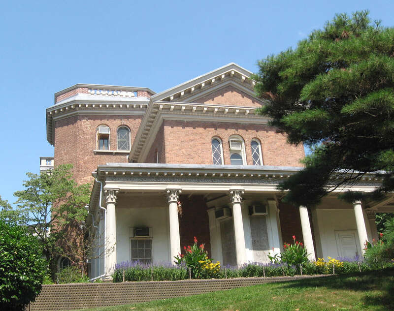 Looking up and north at Litchfield Villa on a sunny midday.
&quot;On my way to a Wikipedia meeting.&quot;
See File:Corn-capital-litchfield.jpg for a detail.