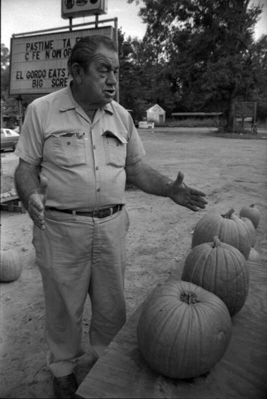 Persistent URL: floridamemory.com/items/show/114218
Local call number: FFL1917
Title: Man at a pumpkin stand in Tallahassee, Florida
Date: October 26, 1986
Physical descrip: 1 photonegative - b&amp;amp;w - 35 mm.
Series Title: Deborah Thomas