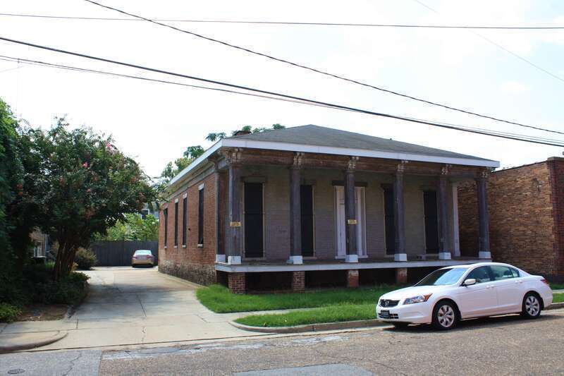 Metzger House at 7 N. Hamilton Street in Mobile, Alabama.  On the National Register of Historic Places.
