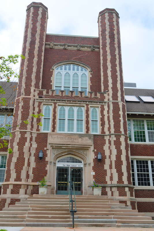 The Blake School in the neighborhood of Lowry Hill in the Calhoun-Isles community.
Minneapolis is split into 11 communities which are split into 86+ neighborhoods. My goal in 2022 is to take photos in all neighborhoods in Mpls in roughly alphabetical