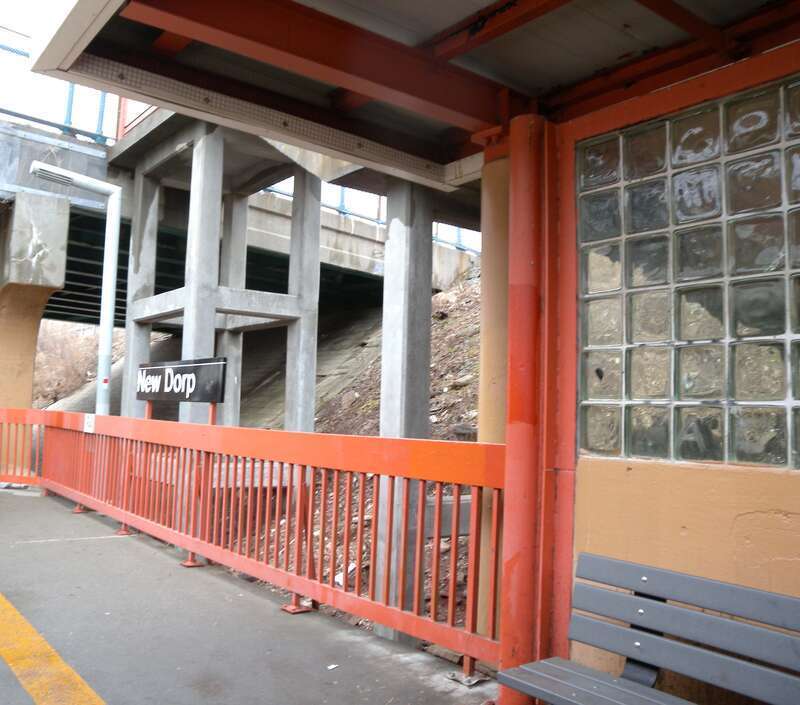 Looking west towards Rose Avenue overpass, on southbound platform of en:New Dorp (Staten Island Railway station) on a cloudy afternoon.