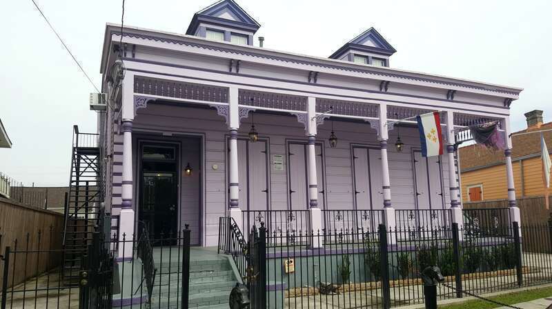 Le Faubourg Marigny d'aujourd'hui est toujours cosmopolite; un quartier accueillant pour les célibataires et les artistes. Les superbes cottages de style créole et néo-classique qui ont été abandonnés après le départ des habitants pour la banlieue