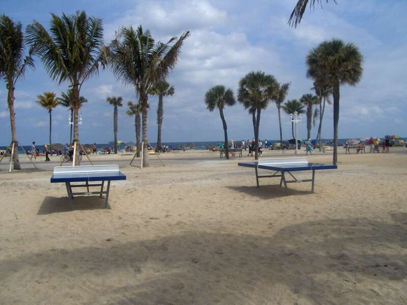 Playing Ping-Pong on the beach. / Se délasser en jouant au Ping-Pong sur la plage à Hollywood, FL.