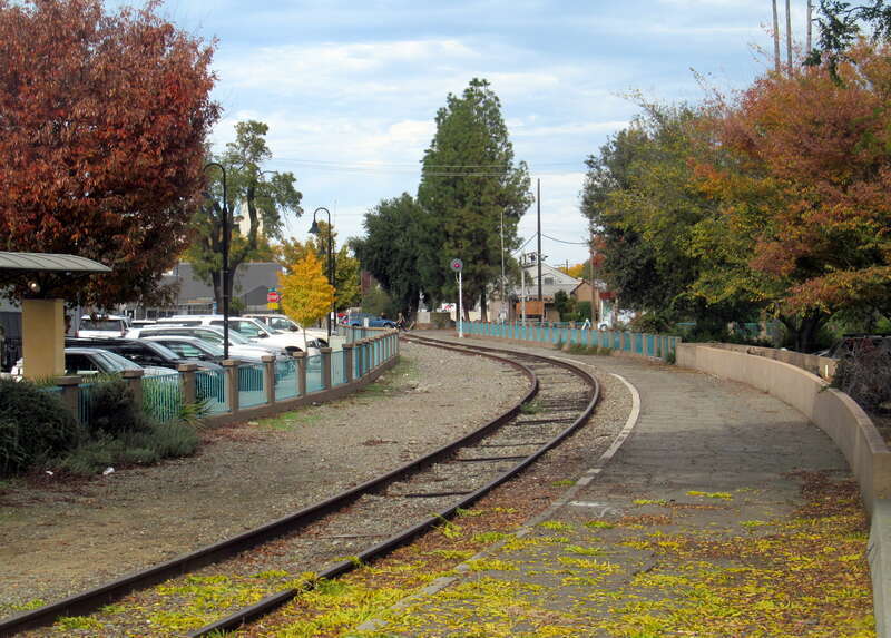 Unused platform on the west side of the wye at Davis station in November 2017. This platform was used by the Coast Starlight until it was rerouted through Sacramento on April 25, 1982.
