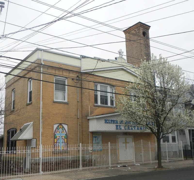 Looking southeast across Summit Avenue at Calvary Church on a cloudy afternoon.