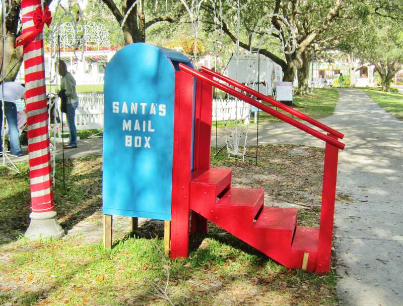 Go kids Santa's is waiting for your letter / Allez les enfants le Père Noël attend vos demandes!