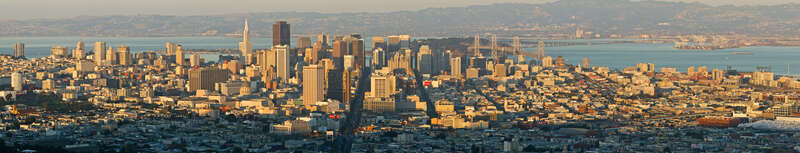 San Francisco just before sunset. This panorama was taken at the Twin Peaks and is stitched from 12 portrait format images. For stitching PTGUI was used.