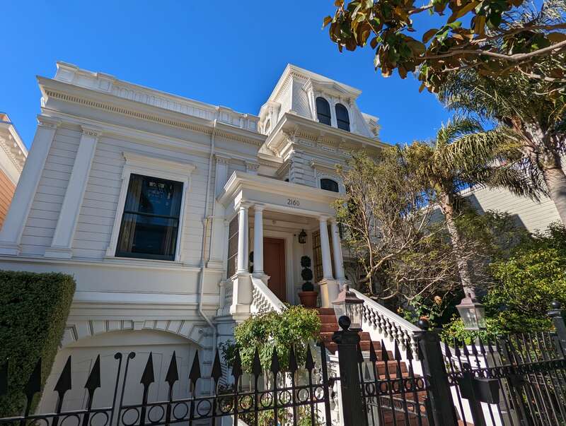 Front exterior of the Leander Sherman House, 2160 Green Street, San Francisco in June 2022