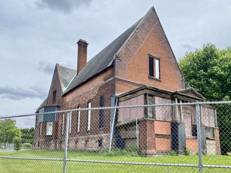 Built in 1870, this Richardsonian Romanesque-style former psychiatric hospital was designed by Henry Hobson Richardson to serve the population of the rapidly growing urban areas in Western New York with more advanced mental health treatment.  Sitting