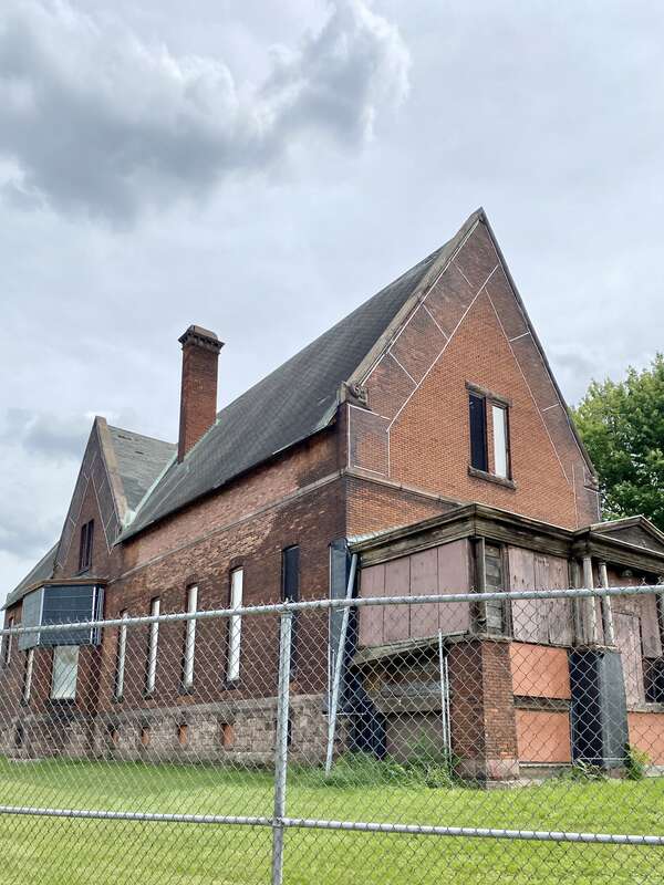 Built in 1870, this Richardsonian Romanesque-style former psychiatric hospital was designed by Henry Hobson Richardson to serve the population of the rapidly growing urban areas in Western New York with more advanced mental health treatment.  Sitting