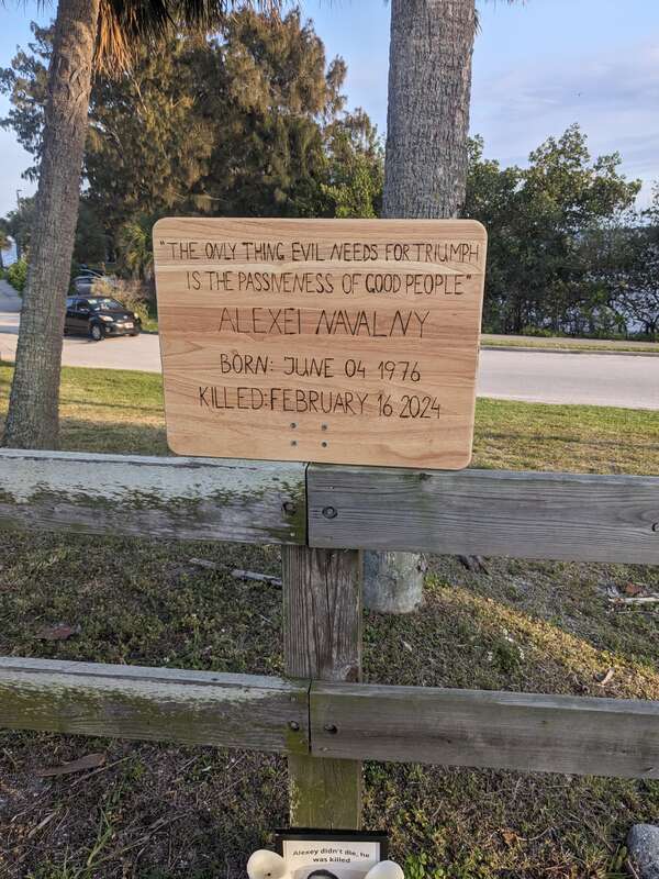 A handmade wood-burnt sign in memory of Russian opposition leader Alexei Navalny, attached to a post outside Kiwanis Point Park. As far as I can tell he has absolutely no relation to Melbourne, Brevard County, or the state of Florida, which makes the