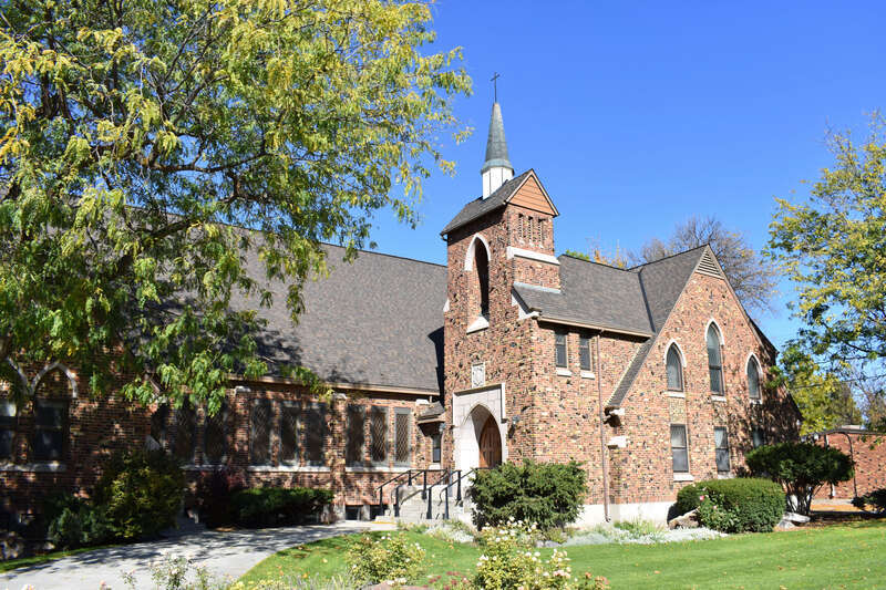 The Boone Memorial Presbyterian Church (1948) is part of the Caldwell Residential Historic District, also known as the Steunenberg Historic District.