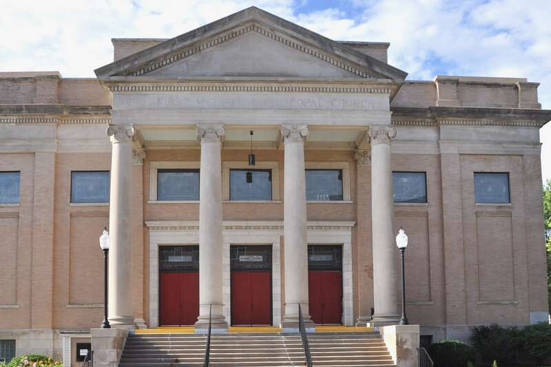 First United Methodist Church Lincoln
The two-story-tall portico is centered on the south façade of the cube and set half a story above grade, giving the building a grand main entrance.