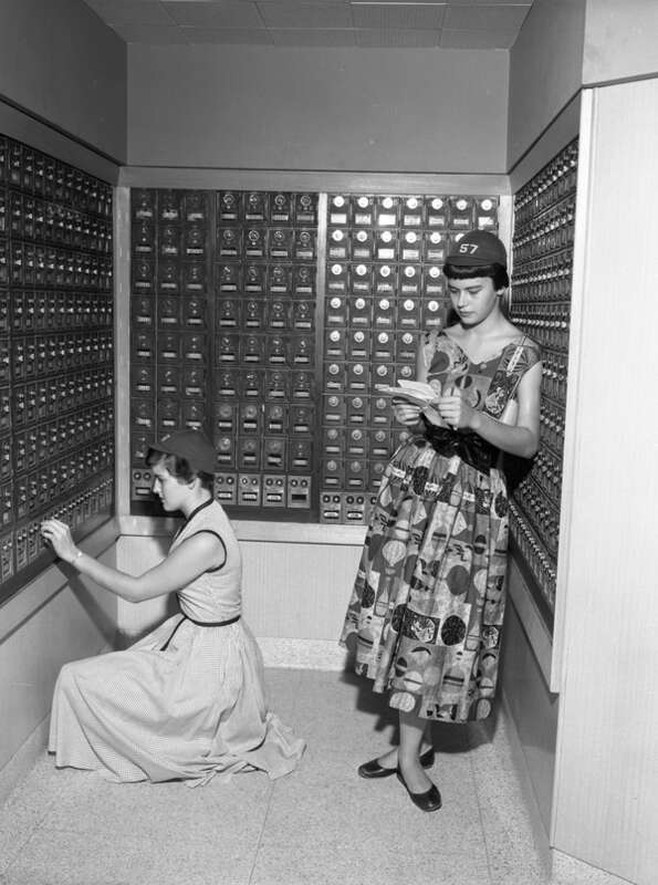 Persistent URL: floridamemory.com/items/show/260034
Local call number: TD00066C
Title: Florida State University freshmen getting their mail on campus in Tallahassee, Florida
Date: 1953
Physical descrip: 1 photonegative - b&amp;amp;w - 5 x 4 in.
Series