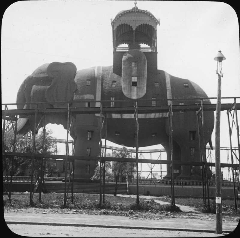 SKC5046
Skioptikonbild med motiv av elefanthus i Margate City, New Jersey, USA.
Lantern slida. Elephanthouse. Margate City, New Jersey, USA.

Photo: Unknown, 1880-1900