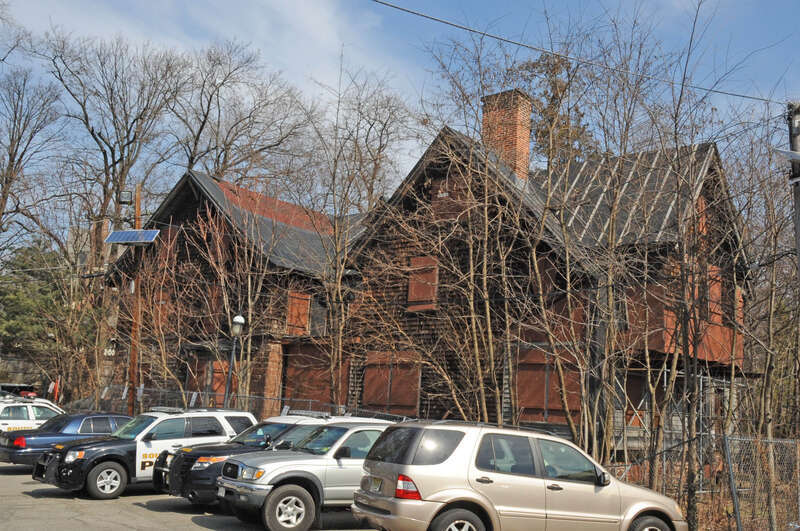 THE HOUSE WAS BUILT IN 1773. BY NATHANIEL WHEELER  ON HIS 100 ACRE FARM. THE HOUSE WAS PURCHASED BY WILLIAM AUGUSTUS BREWER JR. IN 1866. THE FARM WAS SUBDIVIDED AND TRANSFORMED INTO HOUSING DEVELOPMENTS. BREWER ENLARGED THE HOUSE AND TURNED IT INTO A