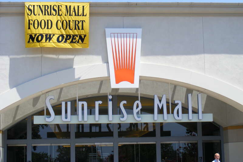 A photo of the entryway to the Sunrise Mall in en:Citrus Heights, California.