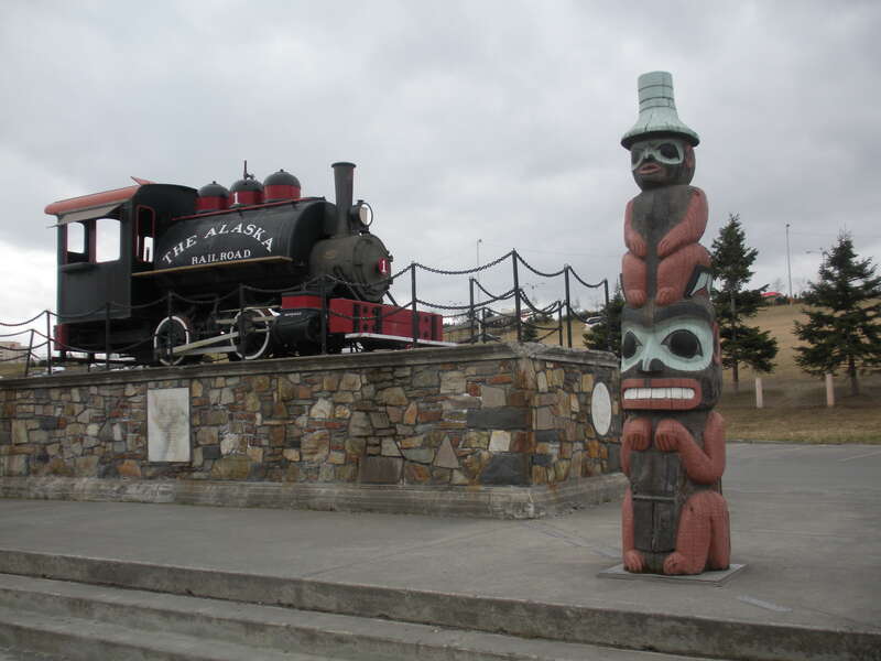 Also called the Alaska Railroad Depot in Anchorage. It serves as the starting or ending point for many tourists traveling on the Denali Star and other luxury trains. The station is a Moderne concrete building, built in 1942.
The small locomotive in