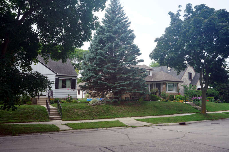 The Juneau Highlands Residential Historic District in West Allis, Wisconsin (United States).