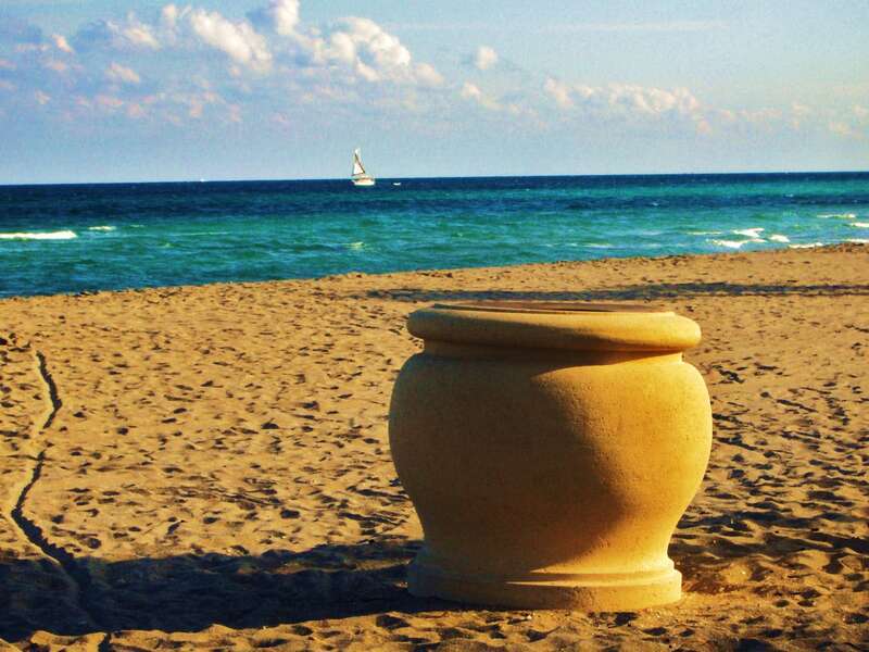 What comes first the flowerpot or the sailing boat... Silence c'est trop beau....