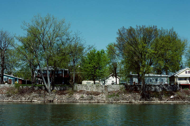 Looking ~WNW from Ohio River toward Indiana bank.
Photo 7 of 25-photo series of Ohio River mile 596 (right descending bank), taken from boat moving upstream (left to right).
.
Houses on Shore Acres Drive, Utica, Indiana.
.
Ohio River mile 596 (right