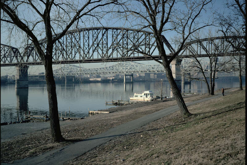 Looking SW from near foot of Spring St..
.
Small houseboat at city docks.
&amp;lt;a href=&quot;https://en.wikipedia.org/wiki/Big_Four_Bridge&quot; rel=&quot;nofollow&quot;&amp;gt;Big Four&amp;lt;/a&amp;gt;, &amp;lt;a href=&quot;https://en.wikipedia.org/wiki/John_F._Kennedy_Memorial_Bridge&quot;
