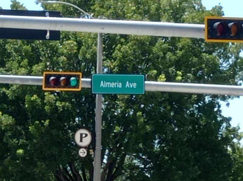 Cartel con nombre de calle Almeria en Coral Gables