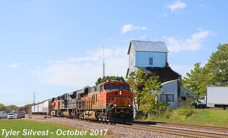 Burlington Northern Santa Fe 6949(ES44C4), Norfolk Southern 1070 Wabash Unit and 7872(ES44DC) Lead a Northbound Manifest on the BNSF Fort Scott Sub at the Noland Road Crossing south of Santa Fe Trail Drive in Lenexa, Kansas.
Train: H SPMLIN4 07
Video