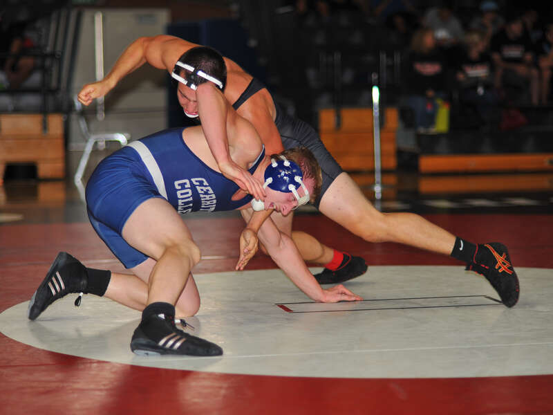 Tyler Foslien evades Tyler Smith's attack and instead initiates his own by sliding his left arm down between Smith's left arm and neck as he circles around Smith's side to get behind him.
197# Tyler Smith (Cerritos College) DEC Tyler Foslien (Cuesta