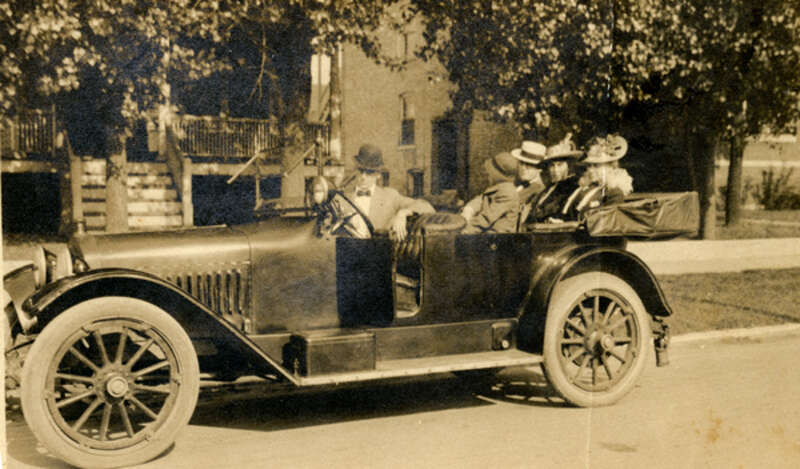 Persistent URL: floridamemory.com/items/show/257657
Local call number: KOR1769A
Title: Koreshan Unity members in an unidentified car in Fort Myers, Florida
Date: ca. 1925?
Physical descrip: 1 photoprint - b&amp;amp;w - 3 x 4 in.
Series Title: Koreshan