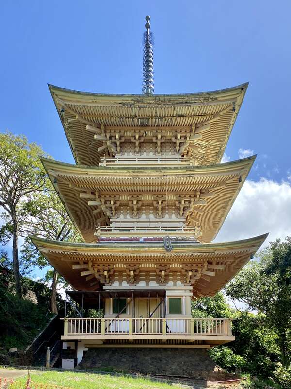 Founded in 1958 as Nu’uanu Gardens Funerary Home, Kyoto Gardens of Honolulu Memorial Park achieved its present name thanks to a donation from the city of Kyoto, Japan in 1966.  The gardens feature multiple family gravesites clustered in a very tight