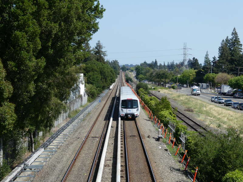 A southbound Green Line train viewed from the Sycamore Avenue footbridge in Hayward in May 2024