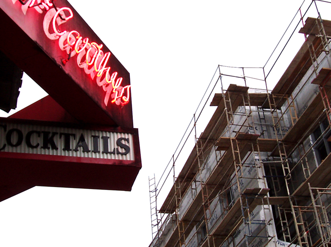 I liked this crop better than the whole pic (which I deleted shortly after uploading).