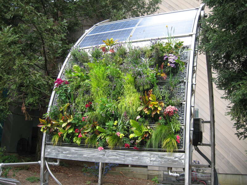 Hydroponic solar vertical garden