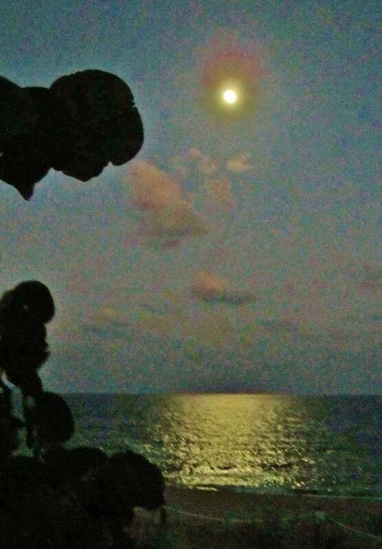 Full Moonlight on the ocean Pompano Beach. Reflet de la pleine lune sur la mer