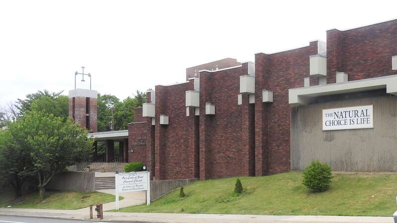 Looking east across Victory Boulevard on a cloudy day