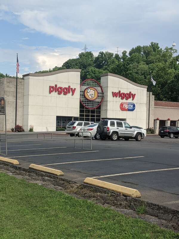 Piggly Wiggly grocery store located at 10 Spring Street in Charleston, West Virginia.