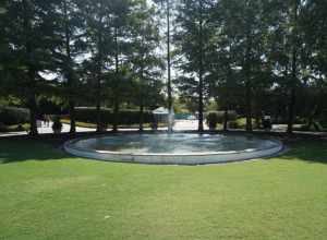 Fogelson Fountain at the Dallas Arboretum and Botanical Garden in Dallas, Texas (United States).
