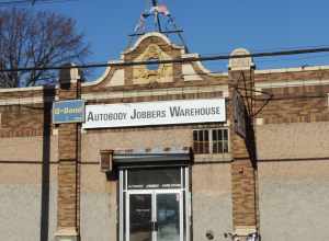 Looking north across Park Avenue on a sunny midday.