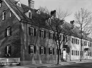 Single Brothers' House — Salem College, 600 South Main Street, Winston-Salem (Forsyth County, North Carolina).
1940 photograph from the HABS—Historic American Buildings Survey images of North Carolina (cropped).