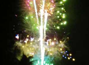 Very nice firework from the Pier in Pompano Beach, Florida. Superbe feu d'artifice tiré du quai.