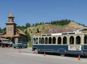A view of the visitor center of the Homestake mine in Lead, South Dakota. A bus is visible in front of the building. At the left, "JL's Gift Shop" is visible.