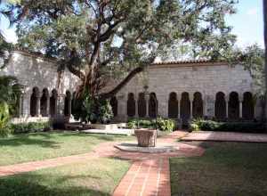 Photograph of the central yard surrounded by the cloisters of the w:St. Bernard de Clairvaux Church in northern w:Miami-Dade County, Florida, USA taken by Rolf Müller on January 23 2006  using a Canon Inc. EOS 350D digital camera with an EFS 18-55mm