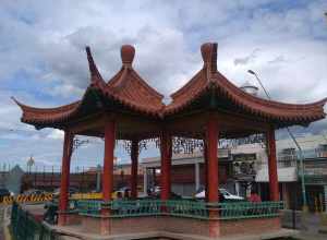 La Plaza de la Amistad fundada el 8 de Octubre de 1991, por acuerdo de Cabildo quedaron hermanadas Mexicali y Nanjing, República Popular China, el primero de Febrero de 1995, se inauguró este Kiosco donado por las autoridades de Nanjing y construida